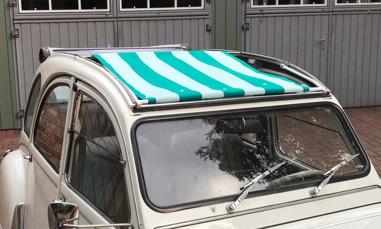 2CV, Sonnensegel grün-weiß gestreift. Das Segel wird bei geöffneten Dach eingespannt