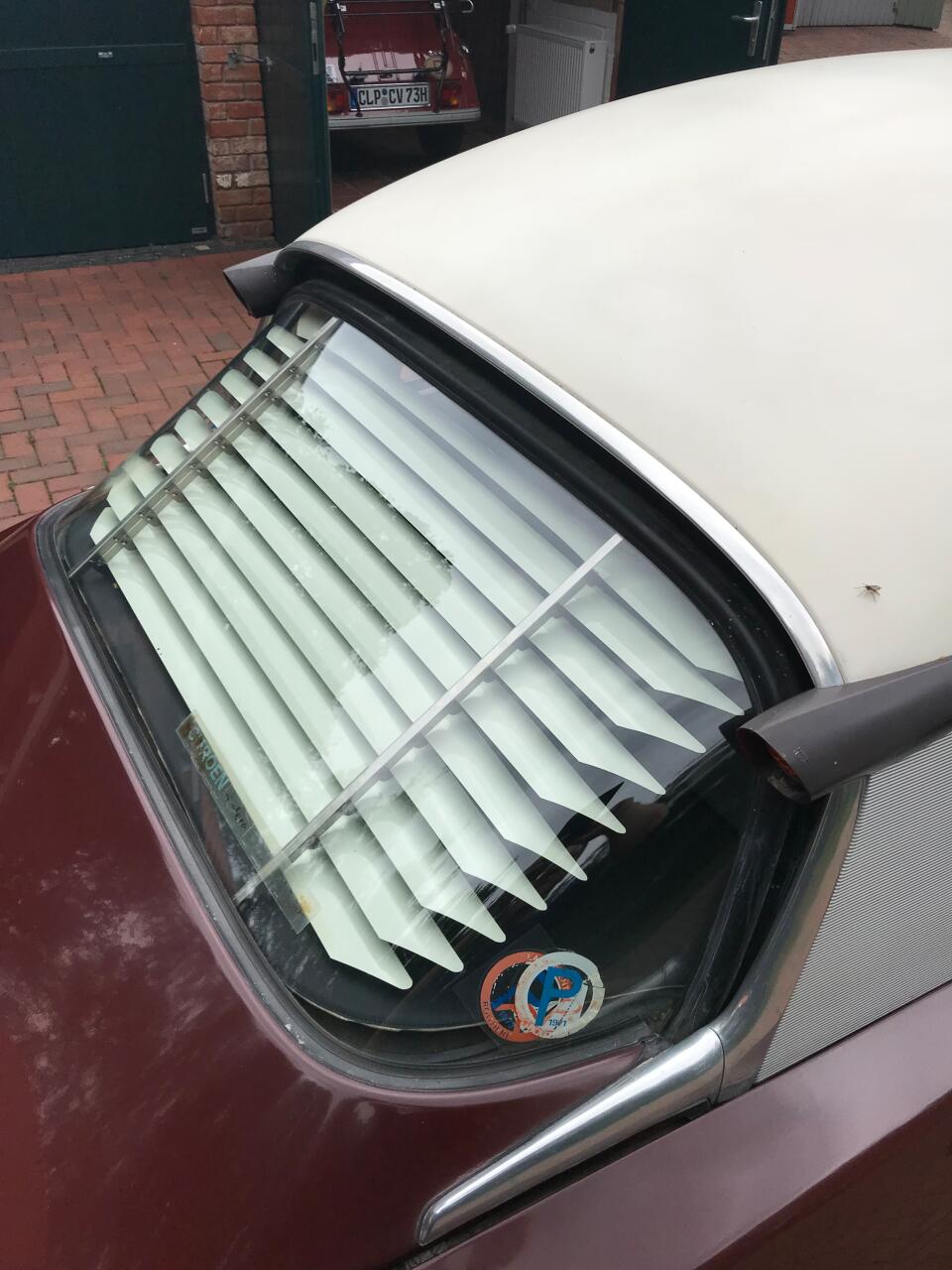 Heck - Jalousie. Passend für Citroen DS Limousine. Schnell eingebaut (Die Halterungen werden nur in das obere und untere Heckfenstergummi gesteckt)