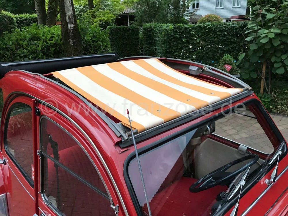 Alle - 2CV, oranje en lichtbeige gestreepte luifel. Het zeil is gemonteerd met het dak open! De a
