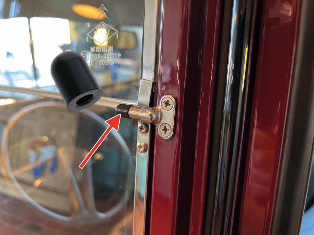 Citroen-2CV - 2CV, voorportierruit, afdekkap scharnier. Voor de scharnierende voorportierruit. Geschikt 