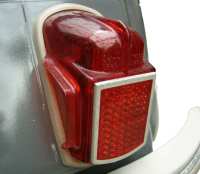 Citroen-2CV - Achterlichtkap rechts, geschikt voor Citroen 2CV tot modeljaar 1964 (schuine achterplaat).