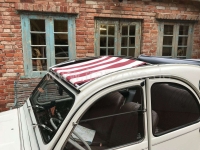 Alle - 2CV, donkerrode (Bordeaux)-wit gestreepte luifel. Het zeil is gemonteerd met het dak open!