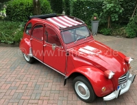 Alle - 2CV, donkerrode (Bordeaux)-wit gestreepte luifel. Het zeil is gemonteerd met het dak open!