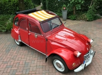 Citroen-2CV - 2CV, geel-wit gestreepte luifel. De luifel is gemonteerd met het dak open! De ommanteling 