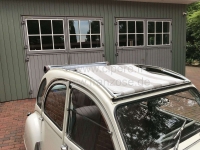 Alle - 2CV, grijs-lichtgrijs gestreepte luifel. Het zeil is gemonteerd met het dak open! De omman