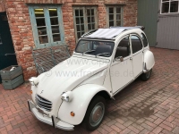 Alle - 2CV, grijs-lichtgrijs gestreepte luifel. Het zeil is gemonteerd met het dak open! De omman