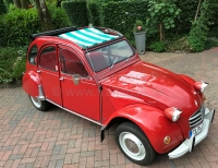 Alle - 2CV, groen-wit gestreepte luifel. Het zeil is gemonteerd met het dak open! De ommanteling 