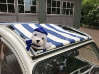 Citroen-2CV - 2CV, luifel donkerblauw (navy)-wit gestreept. Het zeil is gemonteerd met het dak open! De 