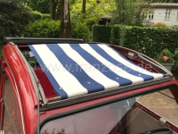 Citroen-2CV - 2CV, luifel donkerblauw (navy)-wit gestreept. Het zeil is gemonteerd met het dak open! De 