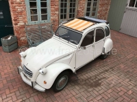 Alle - 2CV, oranje en lichtbeige gestreepte luifel. Het zeil is gemonteerd met het dak open! De a