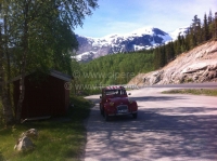 Alle - 2CV, rood-wit gestreepte luifel. De luifel is gemonteerd met het dak open! De ommanteling 