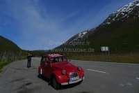 Alle - 2CV, rood-wit gestreepte luifel. De luifel is gemonteerd met het dak open! De ommanteling 