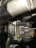 Citroen-2CV - Veer tussen de handremhendels, op de remklauw. Geschikt voor Citroen 2CV vanaf 1981.