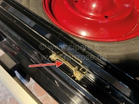 Renault - 2CV, slotvergrendeling kofferdeksel. De vergrendeling wordt op de achterste eindplaat gesc