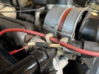 Citroen-2CV - Bougiekabel plastic houder, op koplampbeugel. Voor Citroen 2CV.