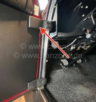 Citroen-2CV - 2CV, afdekking bovenste deurscharnier, voorportieren. (Plastic afdekplaatje dat op het sch