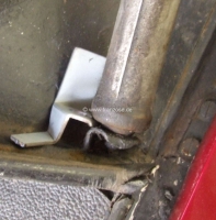 Citroen-DS-11CV-HY - Achterklep. Plaatstalen beugel rechts, voor het vastzetten van het veerelement van het kof