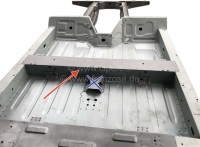 Renault - R4, dwarsbalk aan de voorkant (midden) van het chassis. De dwarsbalk wordt geleverd zonder