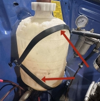 R4, radiator expansievat: Rubberen houder (rubberen band) voor het vasthouden